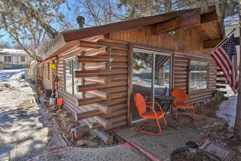 Walk to Lava Hot Springs Pools From Cozy Cabin!