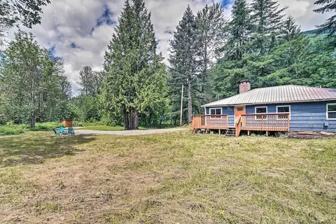 Modern Gold Bar Vacation Rental w/ Mountain View