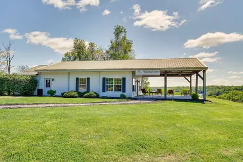 Cozy Resort-style Escape on Taylorsville Lake!