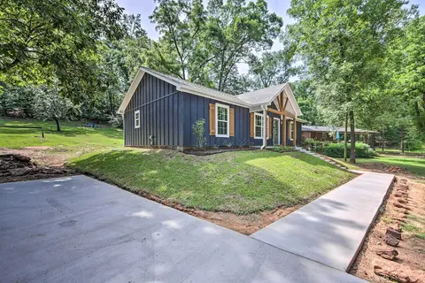 Stunning Avinger Retreat on Lake O' the Pines