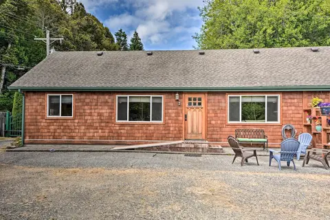 Gold Beach Apartment w/ Activities - 2 Mi to Ocean