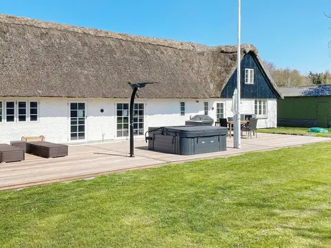 Idyllic Thatched Cottage Retreat-by Traum