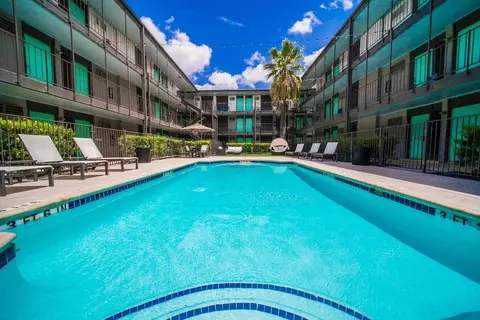 Spacious and Fun King Bed 2BR w Pool 5 Min to DT