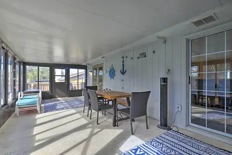 Near Beaches & Dining: Palm Harbor Gem w/ Pool
