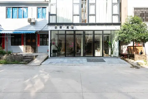 Rock Wall Hotel