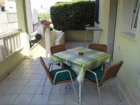 Josi - With Beautiful Garden - A2 Zuti