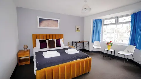 5Bed Spacious House Free Parking