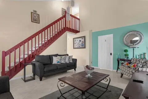 Comfortable 4BR Getaway: Wifi & Parking Included