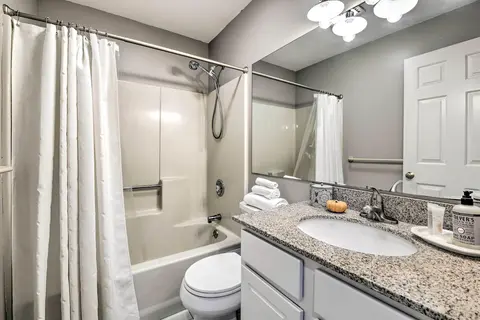 Cozy Stowe Condo w/ Amenities < 6 Mi to Slopes!