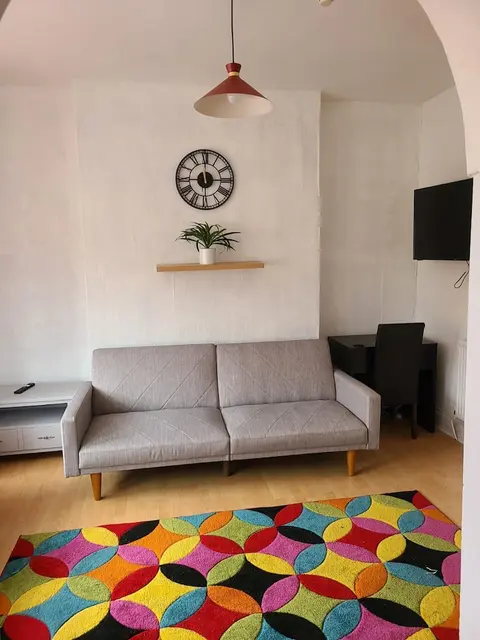 2 Bed Flat - Sleeps 3 - Parking - Wifi