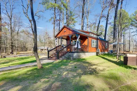 Pet-friendly Broken Bow Cabin: Hot Tub & Fireplace