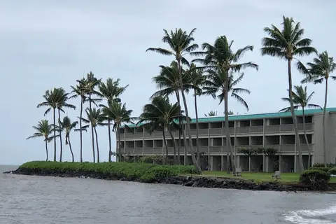 High-end Resort Condo Nestled on Molokai Shoreline