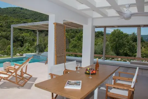 Aristotelia Gi - Private Pool Getaway