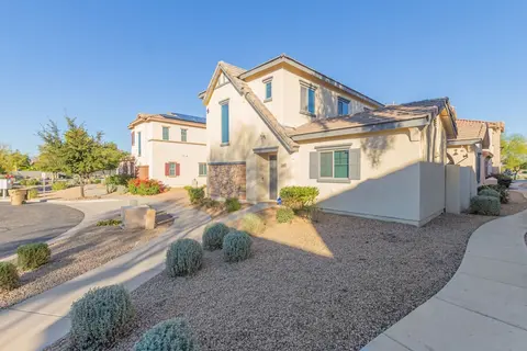 Bright Goodyear Home: Community Pool, Hot Tub