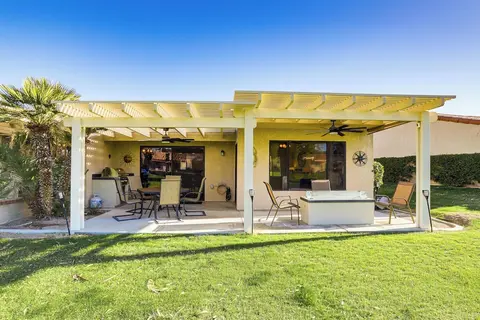 Golf Course On-site: Peaceful Condo in Palm Desert