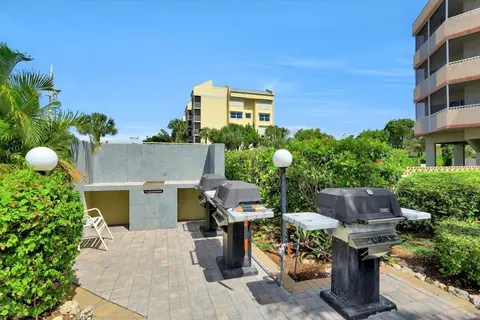 Idyllic Inland Condo With Pool and Beach Access
