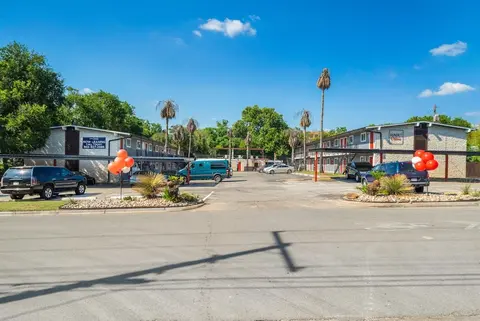 Stylish 1BR Near UT Brentwood Evonify