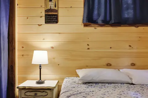 Cozy Lake Cabin 3 with Boatdock