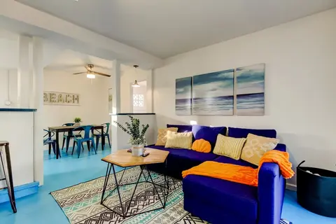Simple Modern Gem 2 Blocks to Beach Pet Friendly
