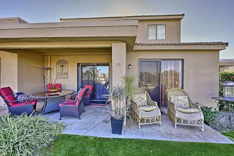 Palm Desert Townhome w/ Mountain Views & Patio