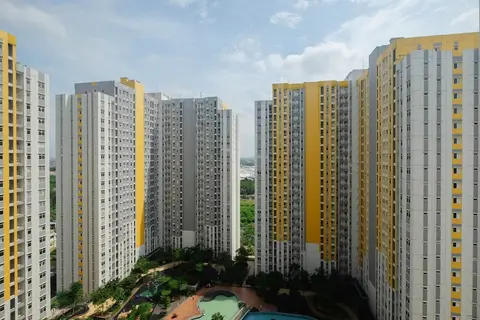 Pool View 2BR Apartment @ Springlake Summarecon