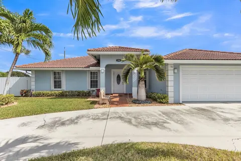 Gorgeous Lake Worth Beach House 4 Bedroom Home by RedAwning