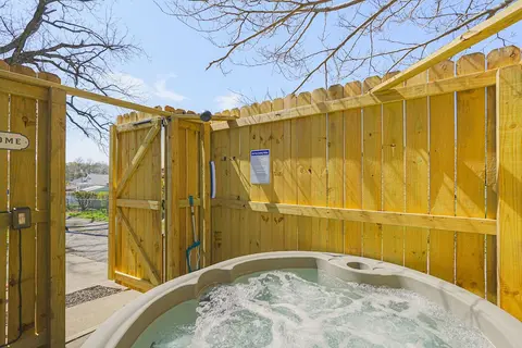 Jefferson City Bungalow: Hot Tub & Patio!