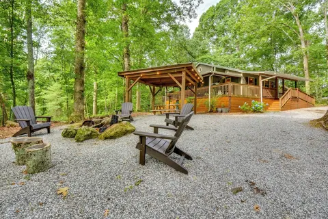 6 Miles to Helen: Cabin w/ Hot Tub & Views!