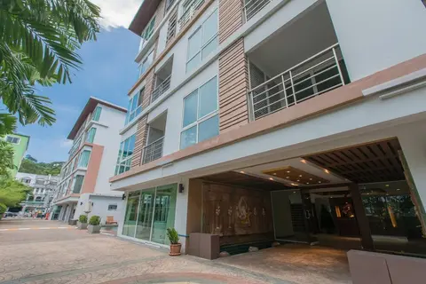 6-35 - 3 Bdr Condo With Balcony and Shared Pool