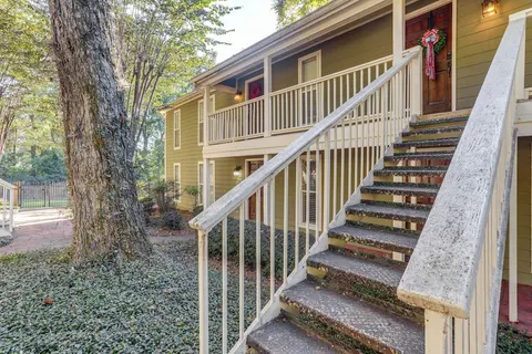 1 Block to The Square: Oxford Condo!