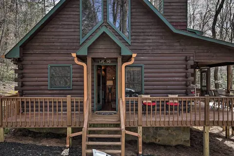 Picturesque Mountain Cabin w/ Hot Tub + Fire Pit!