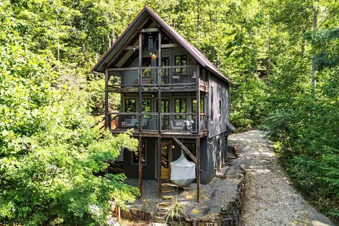 Hot Tub & Mtn Views: Modern Old Fort Hideaway!
