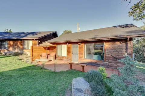 On-site Winery & Tasting Room: Oregon Bungalow!