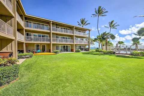 Waipouli Beachfront Condo w/ Balcony + Ocean Views