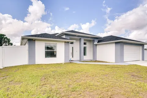 Pet-friendly Yard! Comfy Lehigh Acres Getaway