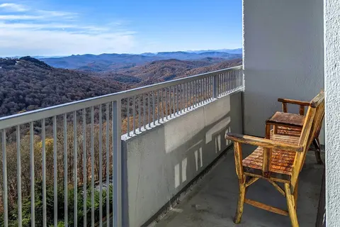 < 4 Mi to Sugar Mountain Resort: Condo w/ Balcony