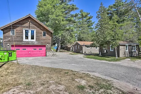 Lakefront 'manitou Cottage' < 1 Mi to Downtown!