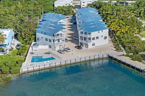 Islamorada Home, Ocean Views, Playroom, Near Tiki Bar, Pool, And Boat Dockage, Ultimate Keys Getaway 3 Bedroom Home by RedAwning