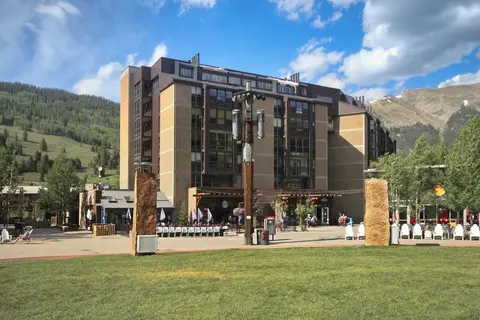 Perfectly Located Hotel Room, Steps to American Eagle chair - Ski-In Ski-Out Property - MP518H by RedAwning