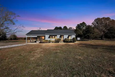 Cozy Country Retreat Hot Tub, Fire Pit & Guitars 2 Bedroom Home