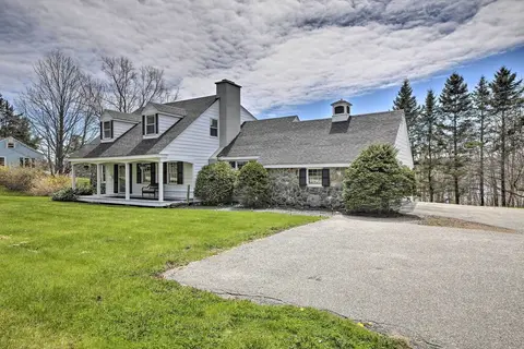 Cozy Colonial Home w/ Bay Access & Water View