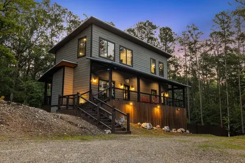 Luxury Cabin Getaway: 1 Mi To Broken Bow Lake!