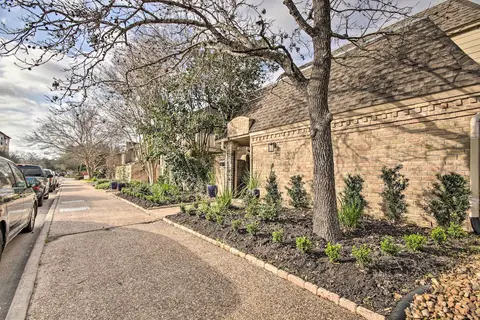 Quiet West Houston Home w/ Patio, Walk to Shops!