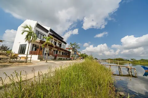 Boat House Riverside Homestay