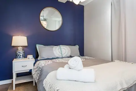 Chestnut Charm - Modern 1 BDR in Downtown