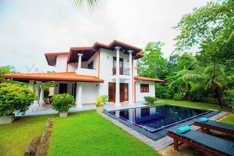 Villa Almond Leaf