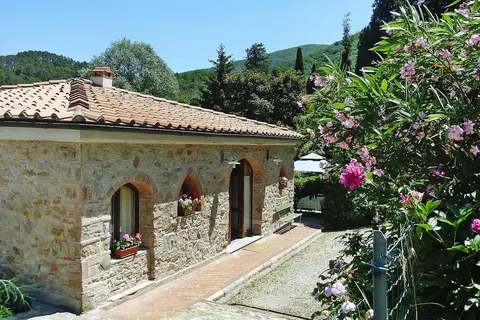 Rustic House in Tuscany With Shared Pool