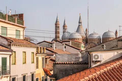 Basilica Sant'Antonio at 100 meters