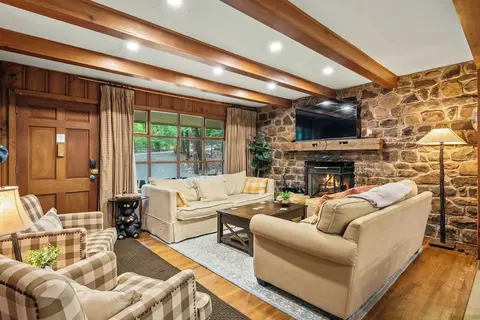 The Horseshoe Hideaway Lake Harmony Cabin w/ Hot Tub & Game Porch