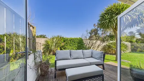 Charming 2-bed Family Cottage Your West Bay Retreat